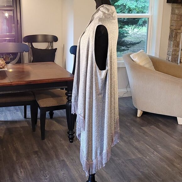 Mismad Style Gray Fringed Acrylic Cover Up - Picture 2 of 7